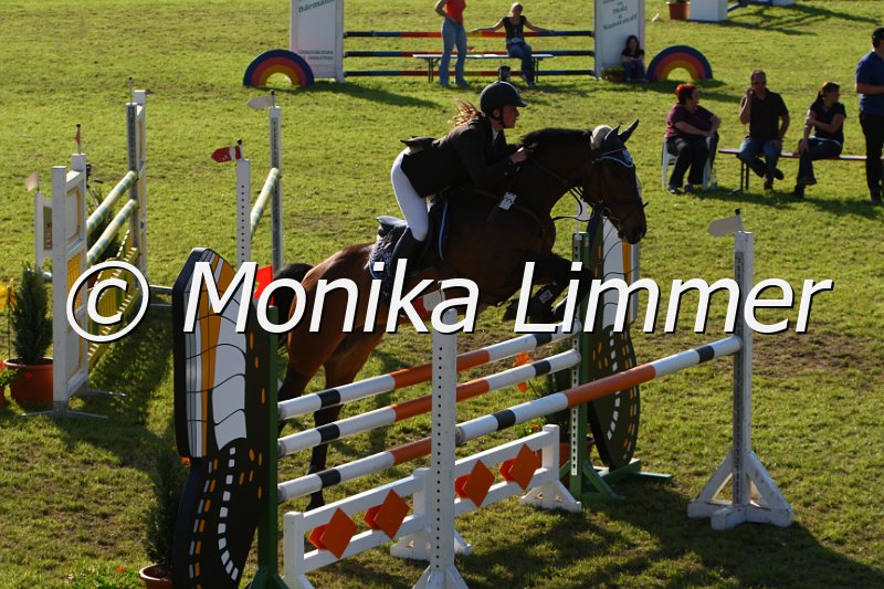 005M5897_Blue Sky_M Springen.JPG